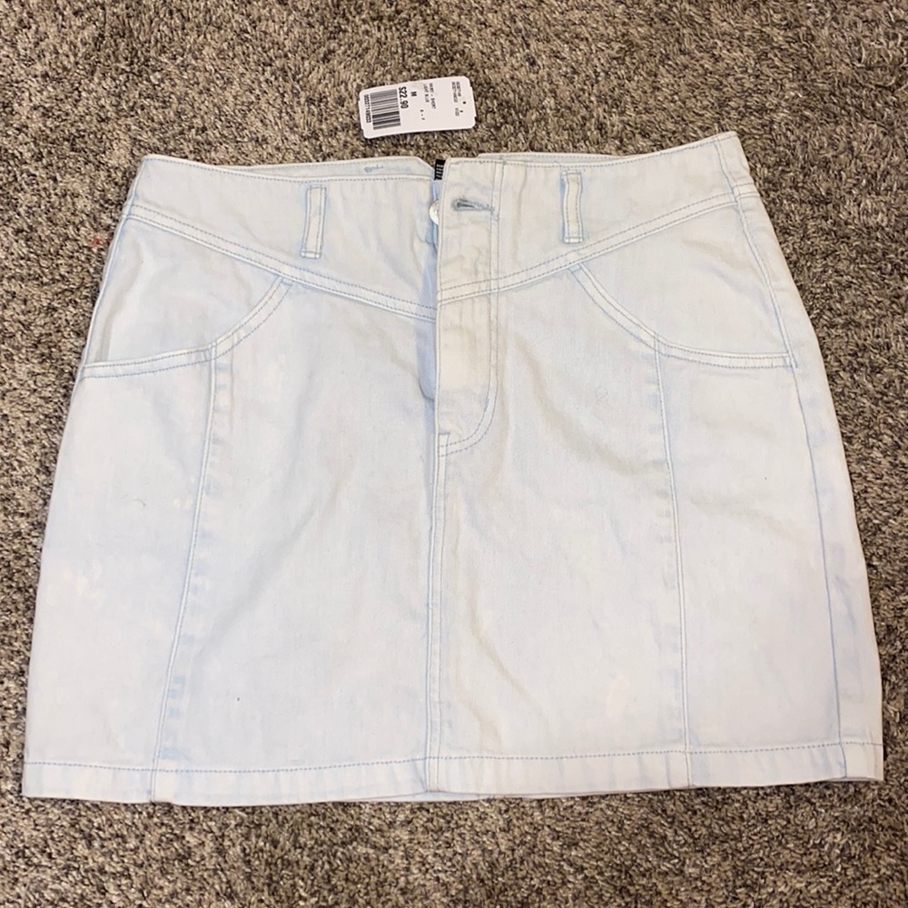 Denim skirt: light wash